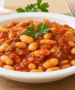 Alubias blancas en salsa de tomates.