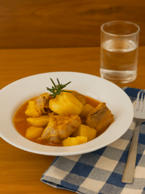 Guiso de costillas con patatas.