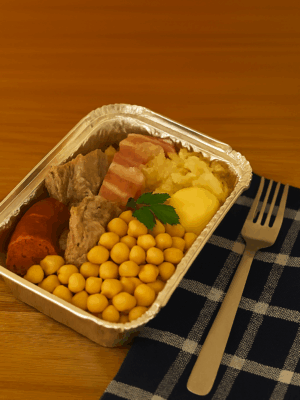 Alternative view of Carne y verdura del cocido.