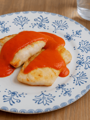 Merluza con salsa de pimientos del piquillo.